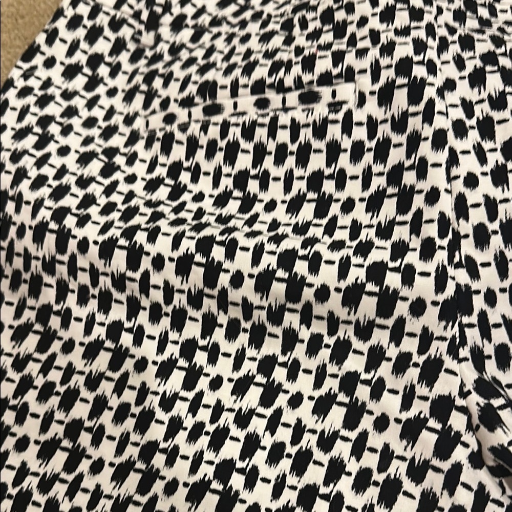 Like New!!White House Black Market Black and White Flat Front Shorts​ - Picture 10 of 10
